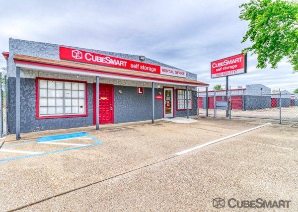Facility photo: //images.sparefoot.com/medium/213806688b3778a63a6.jpg