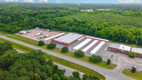 Facility photo: //images.sparefoot.com/medium/2138346a19e443c90c0.jpg