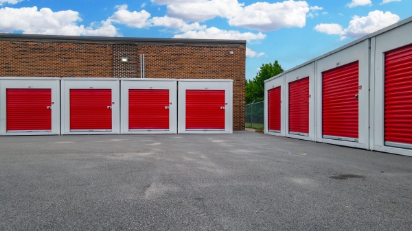 Facility photo: //images.sparefoot.com/medium/2138346a19e44c611b3.jpg