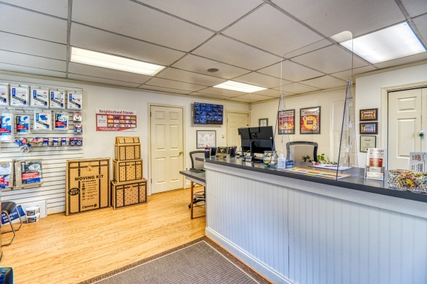 Facility photo: //images.sparefoot.com/medium/2138655f6cf3c00054f.jpg