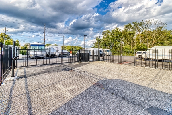 Facility photo: //images.sparefoot.com/medium/2138655f6cf438cf4ab.jpg