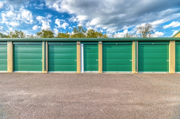 Facility photo: //images.sparefoot.com/medium/2138655f6cf43fcc50b.jpg