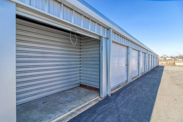 Facility photo: //images.sparefoot.com/medium/21386768812d7599f76.jpg
