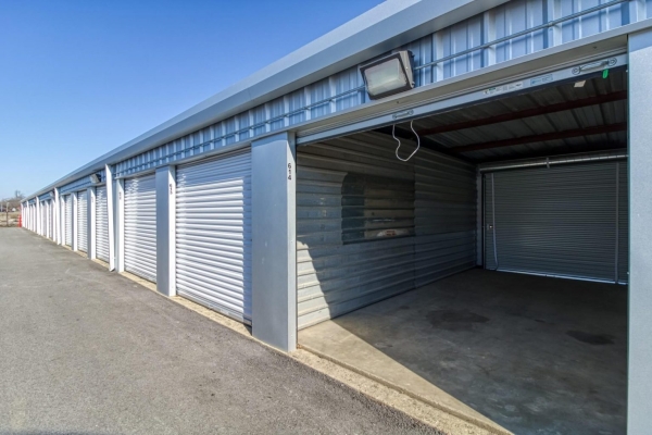 Facility photo: //images.sparefoot.com/medium/21386768812e48455be.jpg