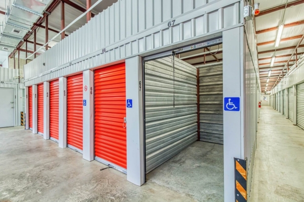 Facility photo: //images.sparefoot.com/medium/2138746880e13b4af3f.jpg