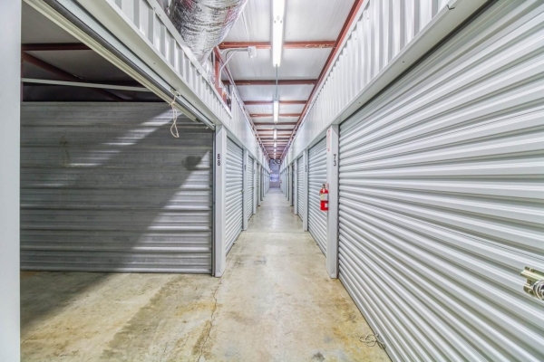 Facility photo: //images.sparefoot.com/medium/2138746880e1a49c65c.jpg
