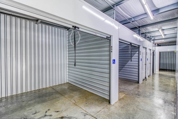 Facility photo: //images.sparefoot.com/medium/213876689f516f4c007.jpg