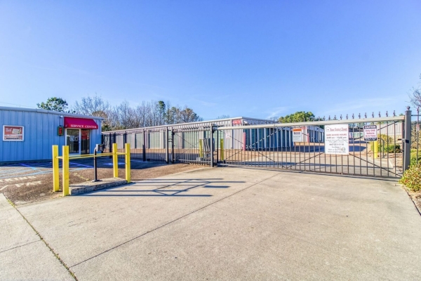 Facility photo: //images.sparefoot.com/medium/213876689f52f8c9016.jpg