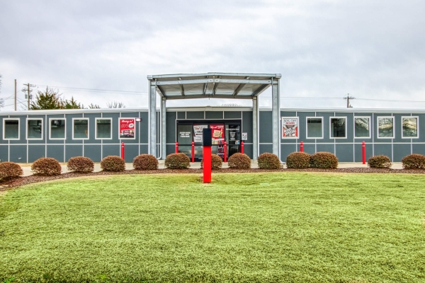 Facility photo: //images.sparefoot.com/medium/21387969712a2e4b8c5.jpg