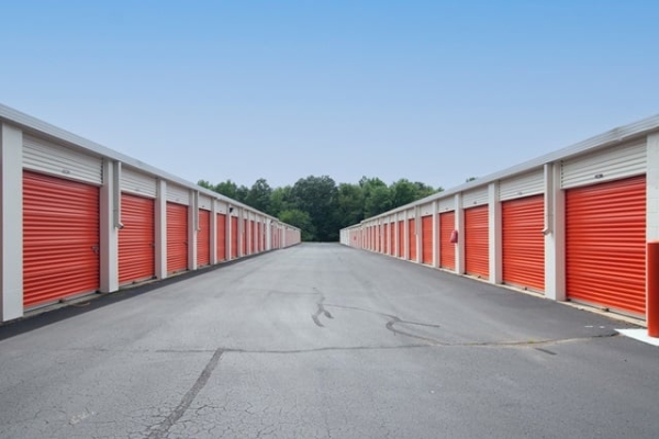 Facility photo: //images.sparefoot.com/medium/213892687b9a8c3cdf5.jpg