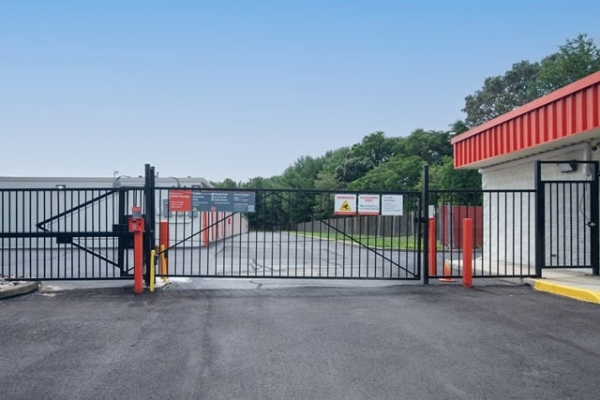 Facility photo: //images.sparefoot.com/medium/213892687b9a8ddfa62.jpg