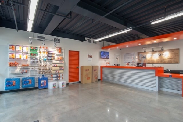 Facility photo: //images.sparefoot.com/medium/2138956894a4166e1b8.jpg