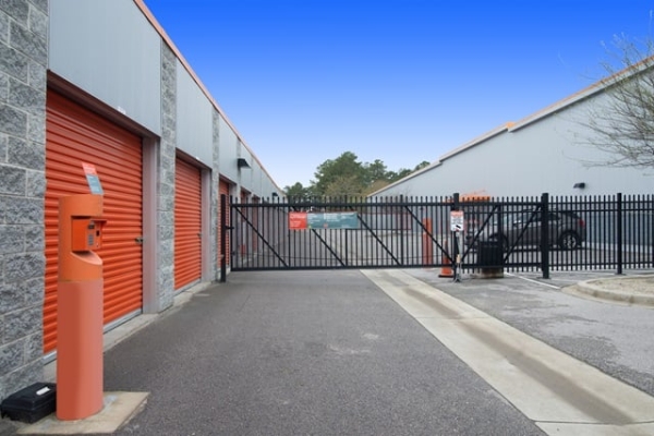 Facility photo: //images.sparefoot.com/medium/2138956894a41762d81.jpg