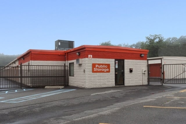 Facility photo: //images.sparefoot.com/medium/213899694bf2c7026bf.jpg