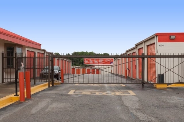 Facility photo: //images.sparefoot.com/medium/21390369e2305fc11b3.jpg