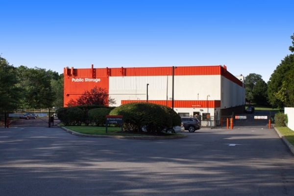 Facility photo: //images.sparefoot.com/medium/21390668935271cd2a2.jpg