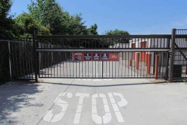 Facility photo: //images.sparefoot.com/medium/213907697231c9150b9.jpg