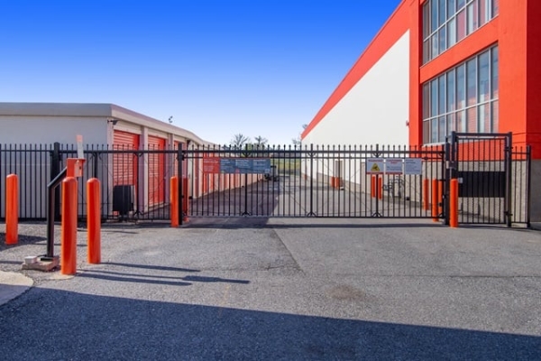 Facility photo: //images.sparefoot.com/medium/2139086947fe58b3392.jpg