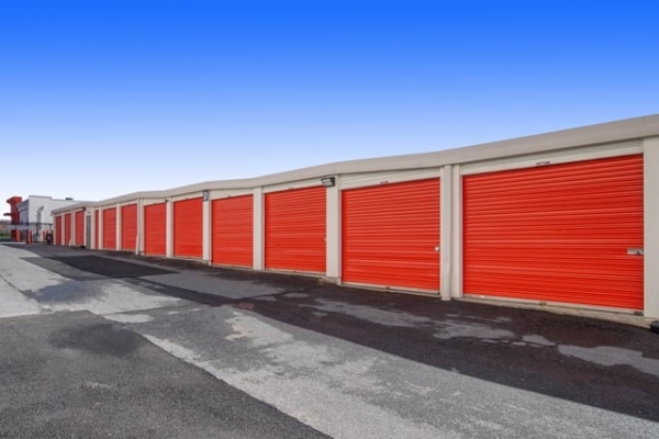 Facility photo: //images.sparefoot.com/medium/21390869f5f863562ae.jpg