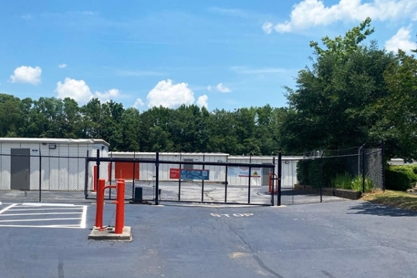 Facility photo: //images.sparefoot.com/medium/2139136878f46e9e74f.jpg
