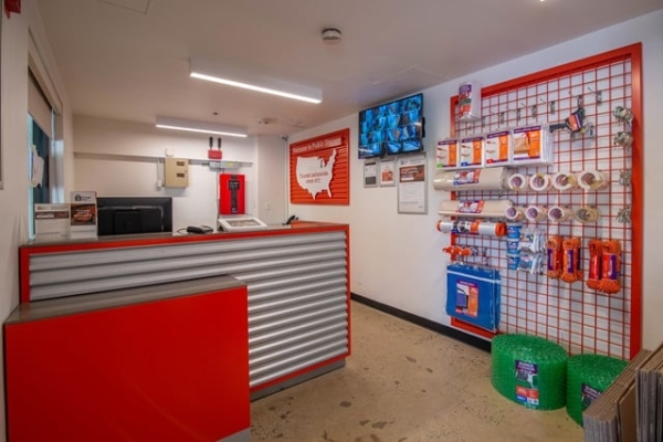 Facility photo: //images.sparefoot.com/medium/21391468f8d681c5fa2.jpg