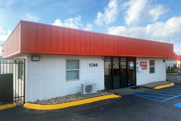 Facility photo: //images.sparefoot.com/medium/213917687f9026b9135.jpg