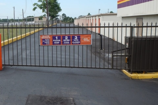 Facility photo: //images.sparefoot.com/medium/2139176957d1190a0a9.jpg