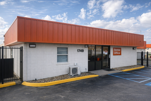 Facility photo: //images.sparefoot.com/medium/21391769f4a7d7ef06b.jpg