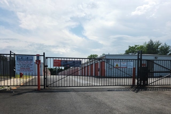 Facility photo: //images.sparefoot.com/medium/213919687b9a5f723c4.jpg