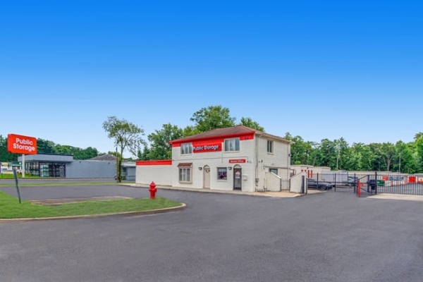 Facility photo: //images.sparefoot.com/medium/2139246a353e161cba0.jpg