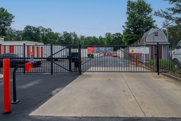 Facility photo: //images.sparefoot.com/medium/2139246a353e189fef6.jpg