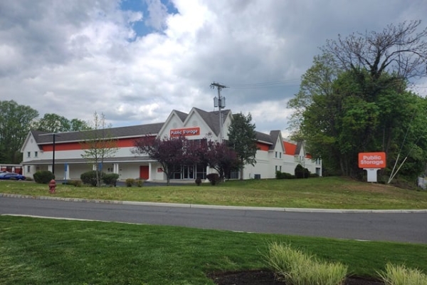 Facility photo: //images.sparefoot.com/medium/2139256894a4883cbe3.jpg