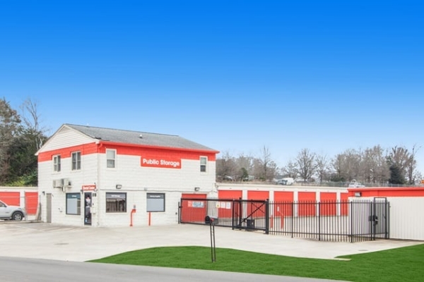 Facility photo: //images.sparefoot.com/medium/213926694d463a5c4b5.jpg