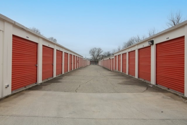 Facility photo: //images.sparefoot.com/medium/21392669e6246829c69.jpg