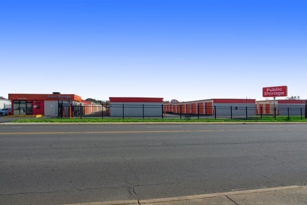 Facility photo: //images.sparefoot.com/medium/2139296989e93ae0f33.jpg