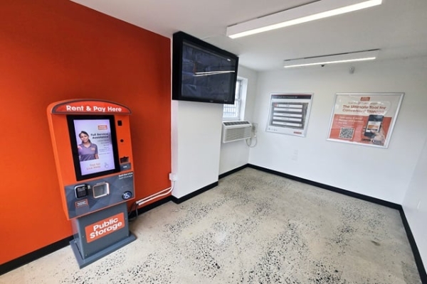 Facility photo: //images.sparefoot.com/medium/21392969f5f86a8b6f4.jpg