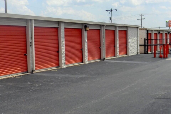 Facility photo: //images.sparefoot.com/medium/213932687ce99171233.jpg