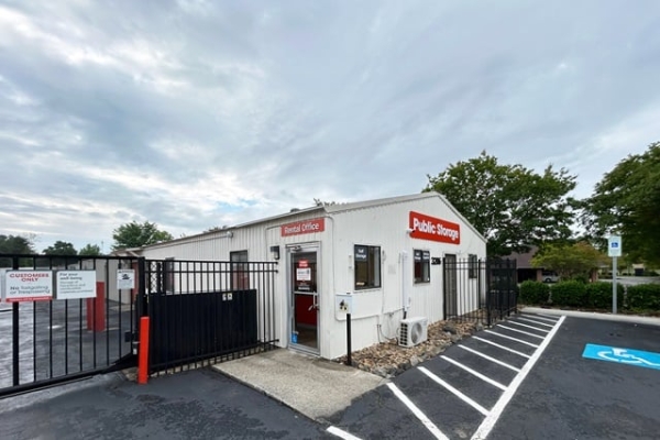 Facility photo: //images.sparefoot.com/medium/213934688f5e27f07e9.jpg