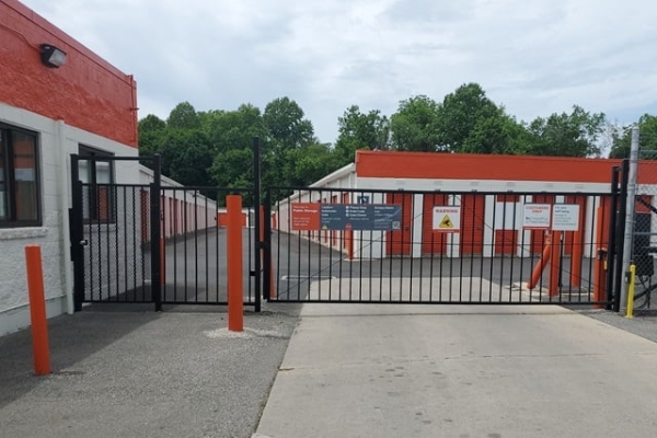 Facility photo: //images.sparefoot.com/medium/21393668b44a64442b5.jpg