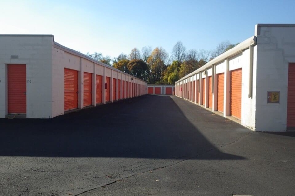 Facility photo: //images.sparefoot.com/medium/2139366929ab8cc152a.jpg