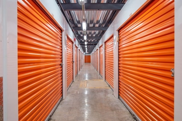 Facility photo: //images.sparefoot.com/medium/213937687655b8b9a89.jpg