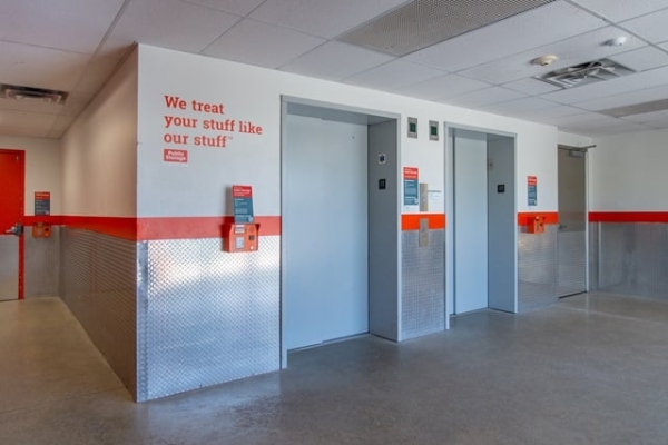 Facility photo: //images.sparefoot.com/medium/213937687655bbb9427.jpg