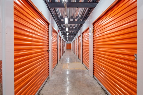 Facility photo: //images.sparefoot.com/medium/213937698f2fc16e538.jpg