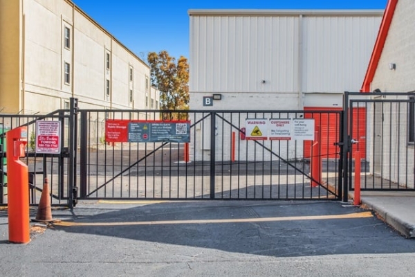 Facility photo: //images.sparefoot.com/medium/2139386878f476e26c5.jpg