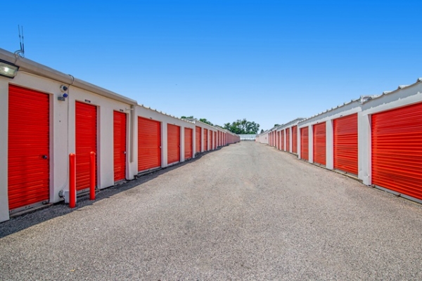 Facility photo: //images.sparefoot.com/medium/21394468a9bc5ddb680.jpg