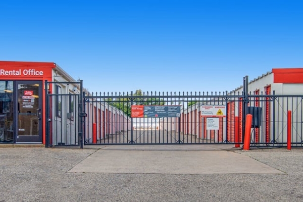 Facility photo: //images.sparefoot.com/medium/213944697624443a355.jpg