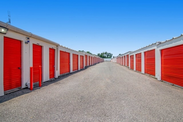 Facility photo: //images.sparefoot.com/medium/2139446991d250597a9.jpg