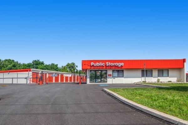 Facility photo: //images.sparefoot.com/medium/2139466877a383e1be4.jpg