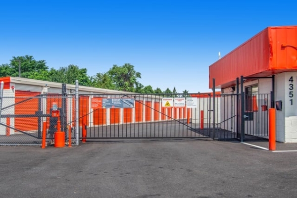 Facility photo: //images.sparefoot.com/medium/2139466877a386e8922.jpg