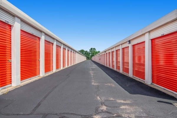 Facility photo: //images.sparefoot.com/medium/21394669f5f8278d4d3.jpg